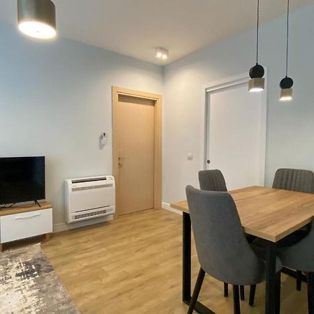 Centrally Located Glamorous Bright Apt Near Bazaar Tiranë Ngoại thất bức ảnh