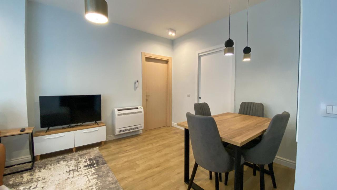 Centrally Located Glamorous Bright Apt Near Bazaar Tiranë Ngoại thất bức ảnh