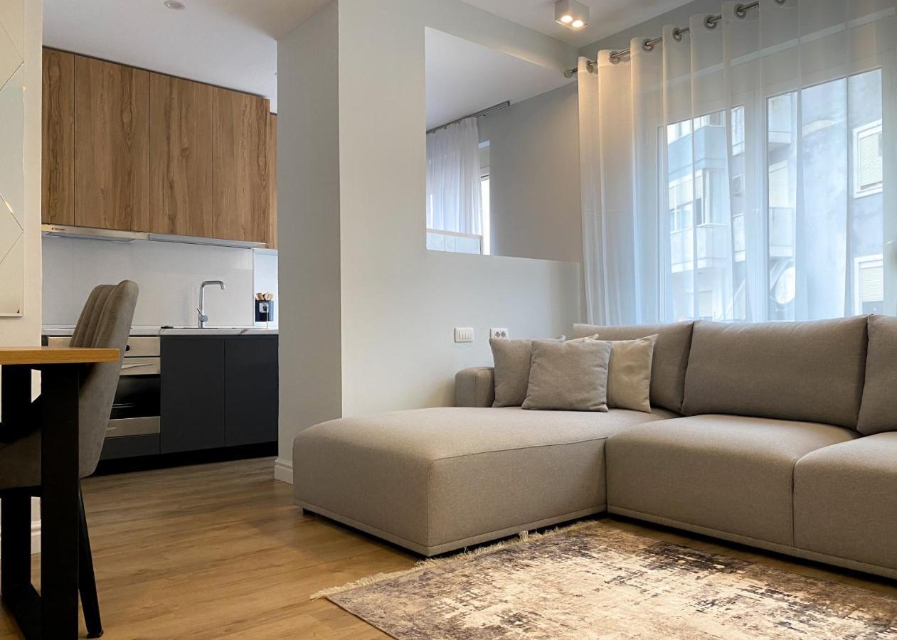 Centrally Located Glamorous Bright Apt Near Bazaar Tiranë Ngoại thất bức ảnh