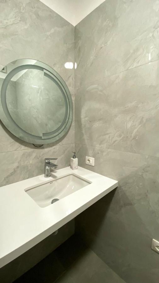 Centrally Located Glamorous Bright Apt Near Bazaar Tiranë Ngoại thất bức ảnh
