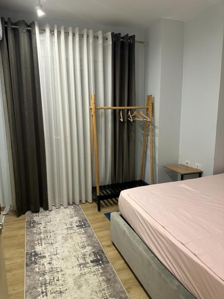 Centrally Located Glamorous Bright Apt Near Bazaar Tiranë Ngoại thất bức ảnh
