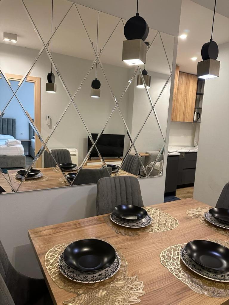 Centrally Located Glamorous Bright Apt Near Bazaar Tiranë Ngoại thất bức ảnh